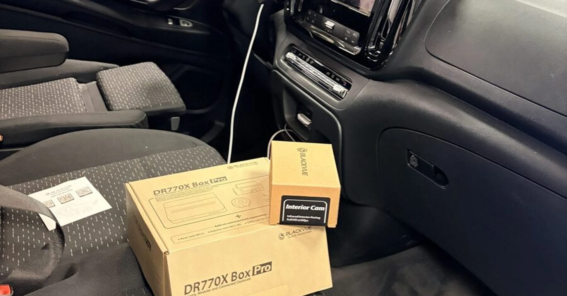 Pose dashcam BlackVue sur Mercedes Vito 2026 à Orange