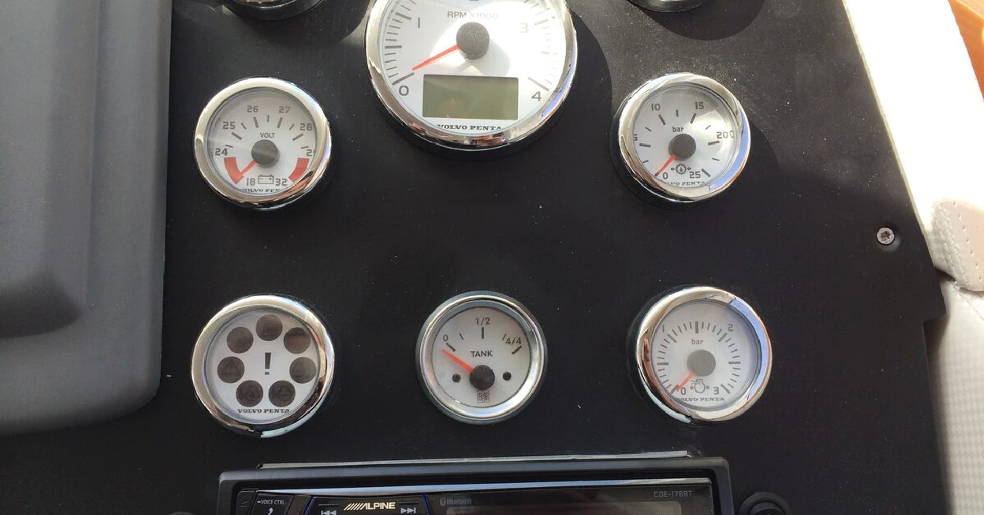 Pose d'un autoradio Alpine sur bateau à Orange