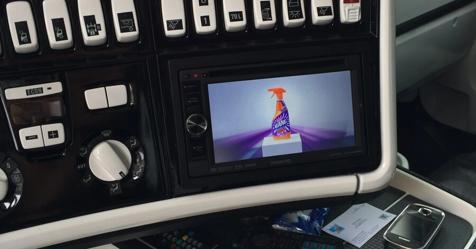 Pose d'un autoradio à écran sur camion à Orange