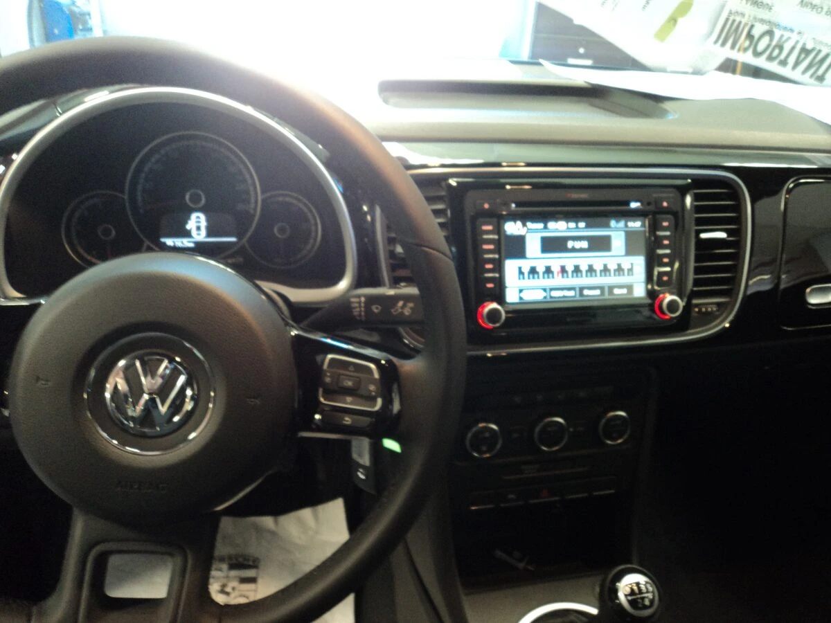 Coccinelle cabriolet : un autoradio GPS Zenec au look d'origine