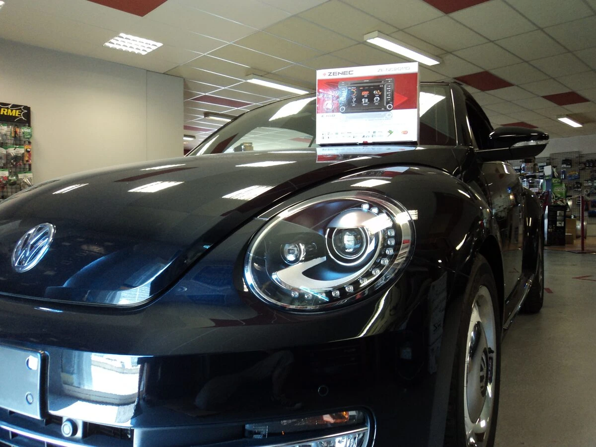 Coccinelle cabriolet : un autoradio GPS Zenec au look d'origine