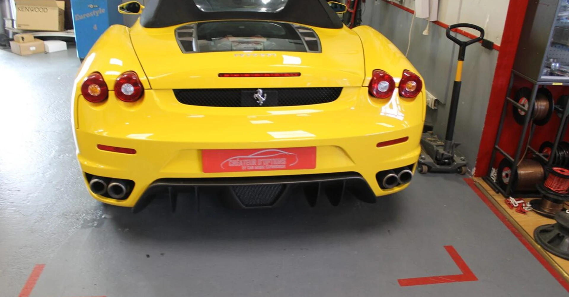 Ferrari F430 : pose d'un autoradio Kenwood