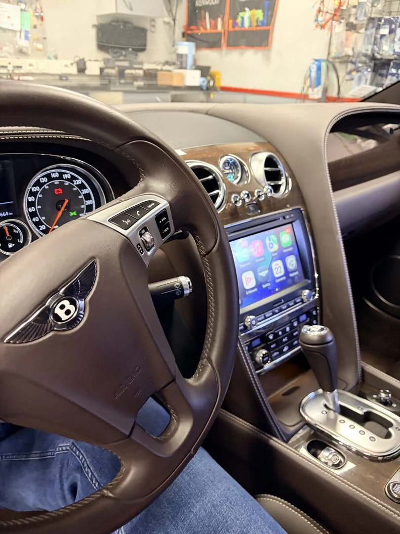 Bentley Continental : CarPlay, Android Auto et caméra de recul sur l'écran d'origine