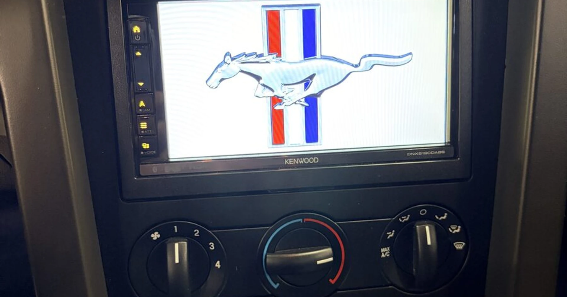 Ford Mustang : sono BLAM et Kenwood DNX5190DABS