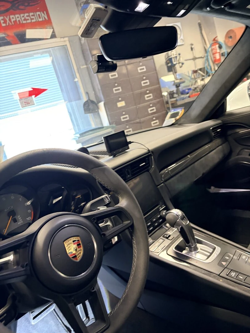 Porsche 911 GT3 : dashcam BlackVue avant et arrière, intégration invisible