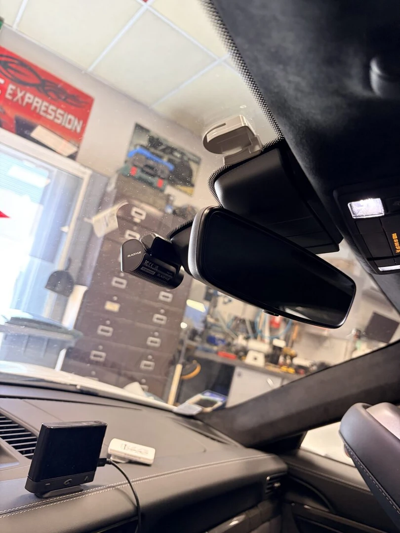 Porsche 911 GT3 : dashcam BlackVue avant et arrière, intégration invisible