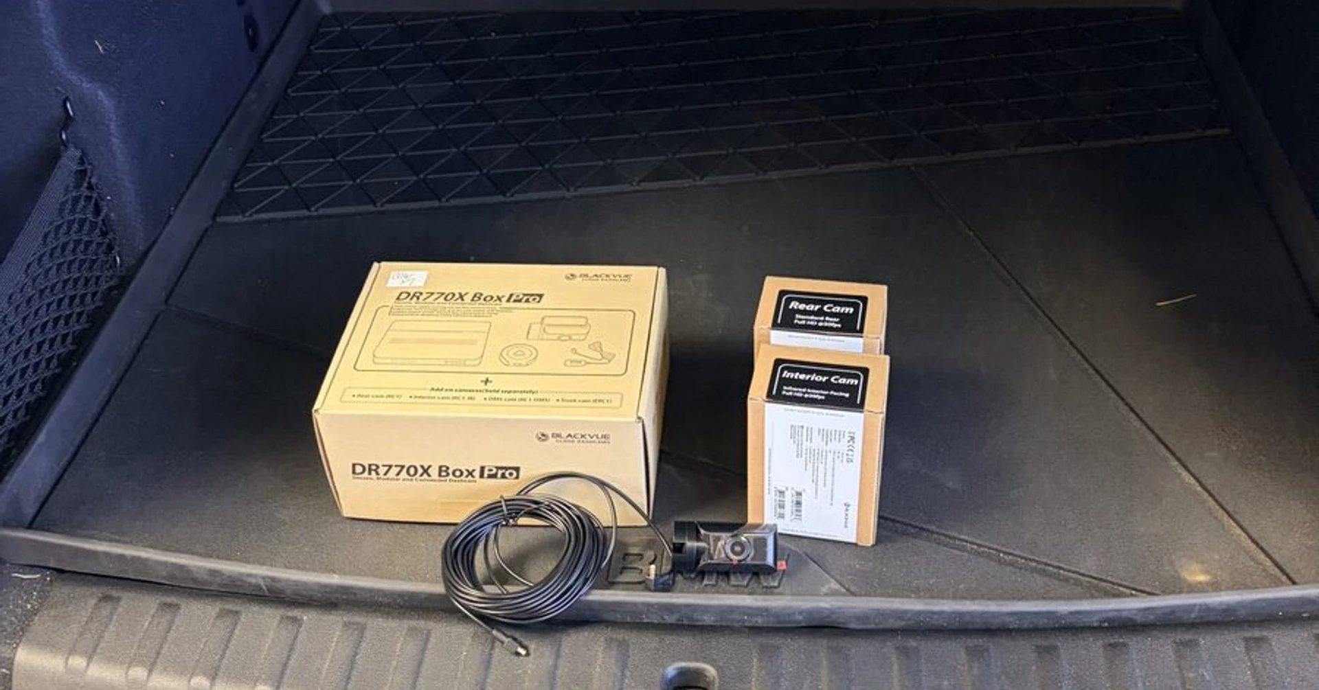 Dashcam BlackVue avant, arrière et intérieur sur BMW X1