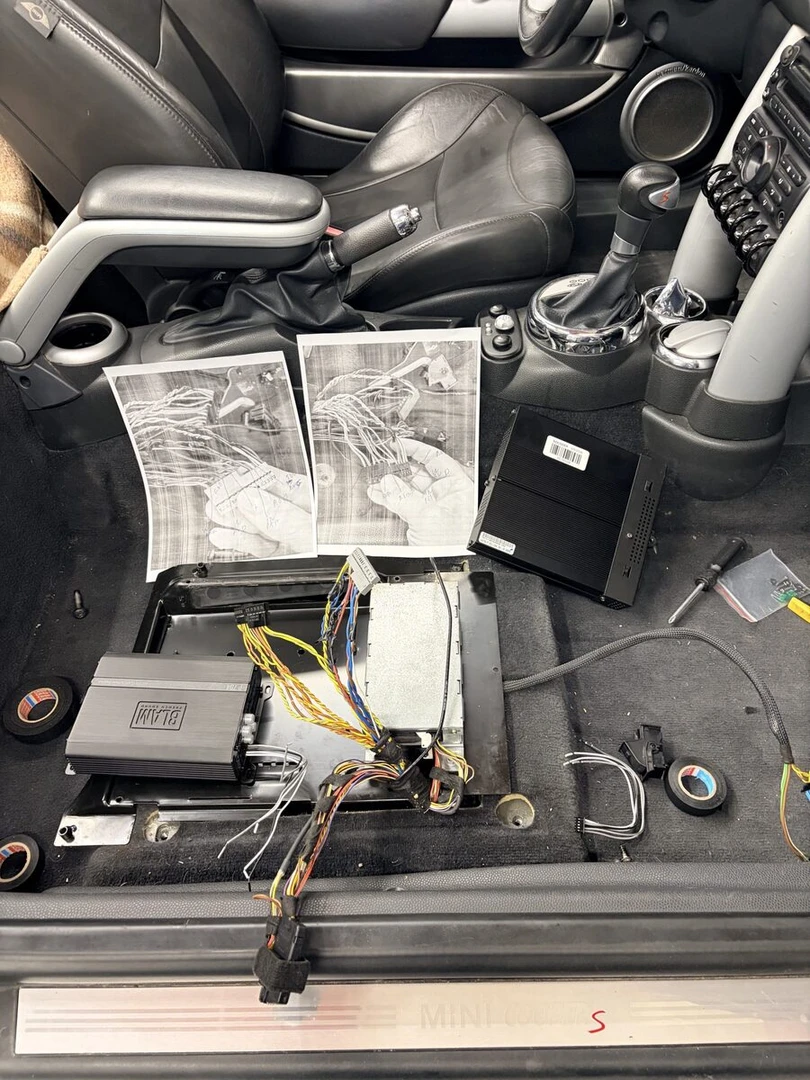 Mini Cooper S Cabriolet : ampli Harman Kardon remplacé par un BLAM