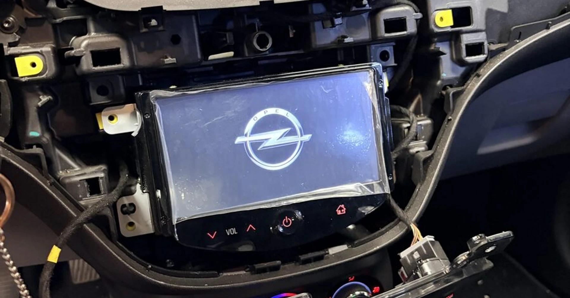 Opel Corsa : panne de dalle tactile, écran remplacé
