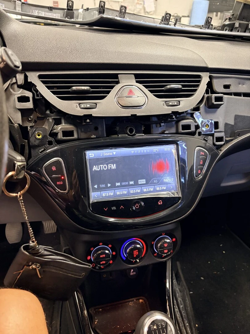 Opel Corsa : dalle tactile en panne, écran remplacé