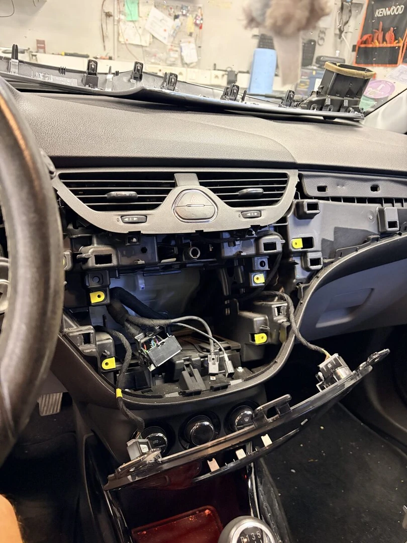 Opel Corsa : dalle tactile en panne, écran remplacé
