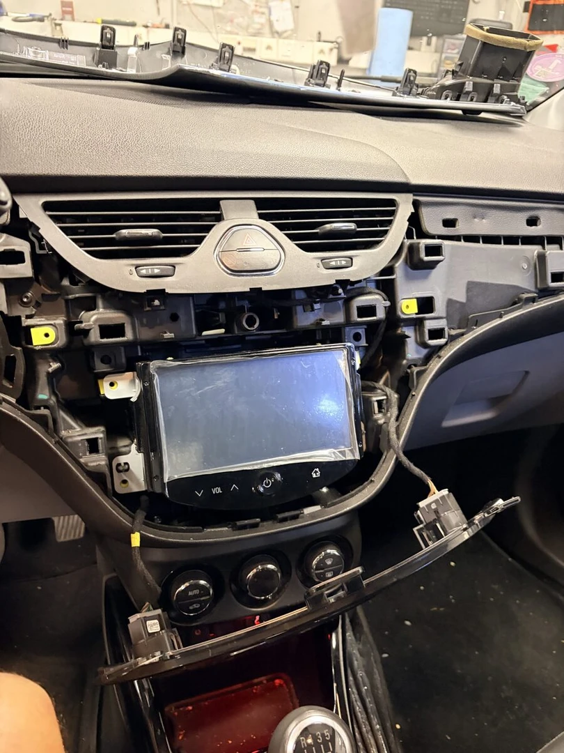 Opel Corsa : dalle tactile en panne, écran remplacé