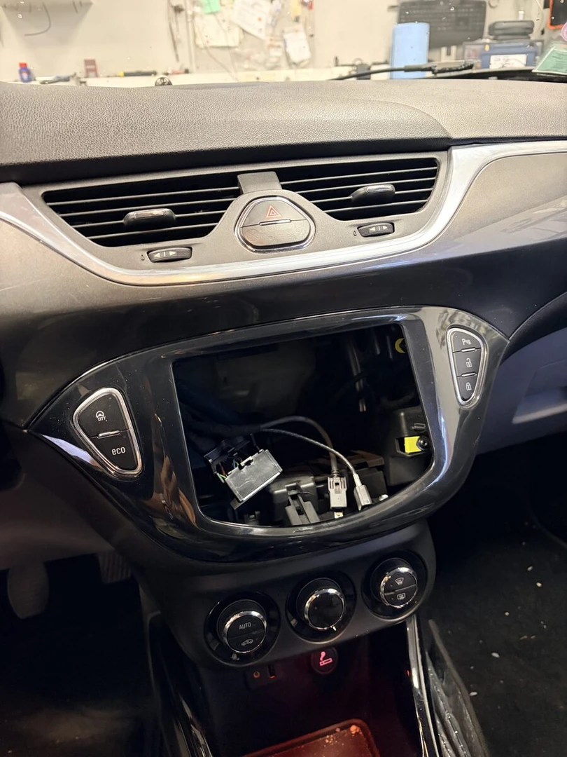 Opel Corsa : dalle tactile en panne, écran remplacé