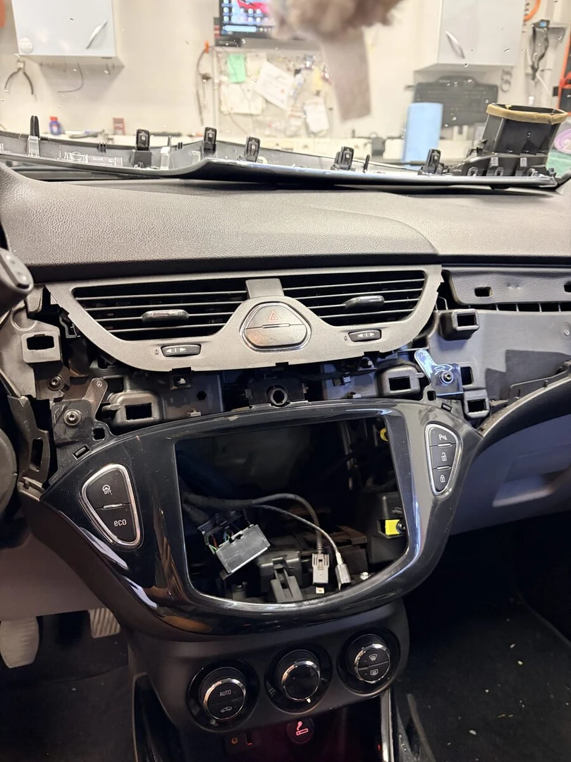 Opel Corsa : dalle tactile en panne, écran remplacé
