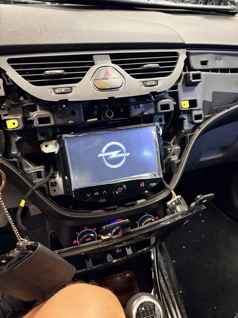 Opel Corsa : dalle tactile en panne, écran remplacé