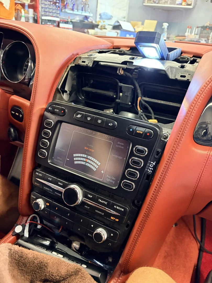 Bentley Continental GT : CarPlay et caisson plat Hifonics