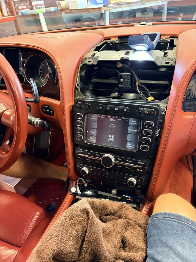Bentley Continental GT : CarPlay et caisson plat Hifonics
