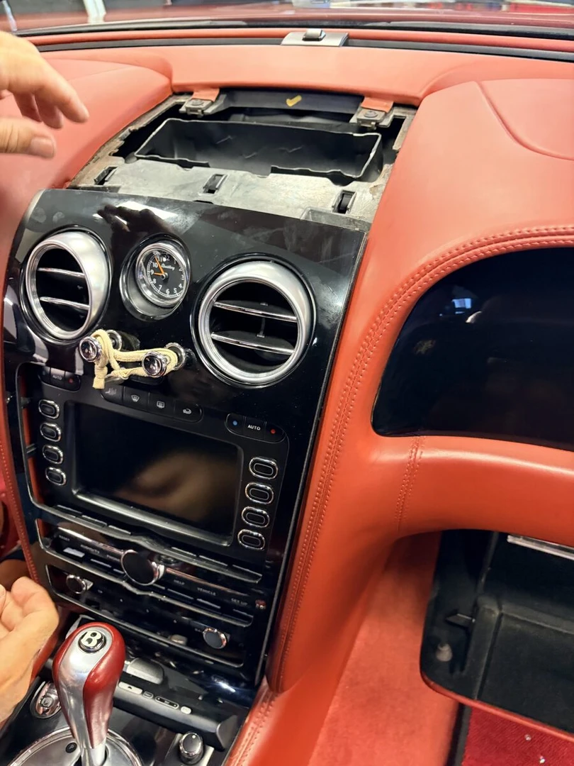 Bentley Continental GT : CarPlay et caisson plat Hifonics