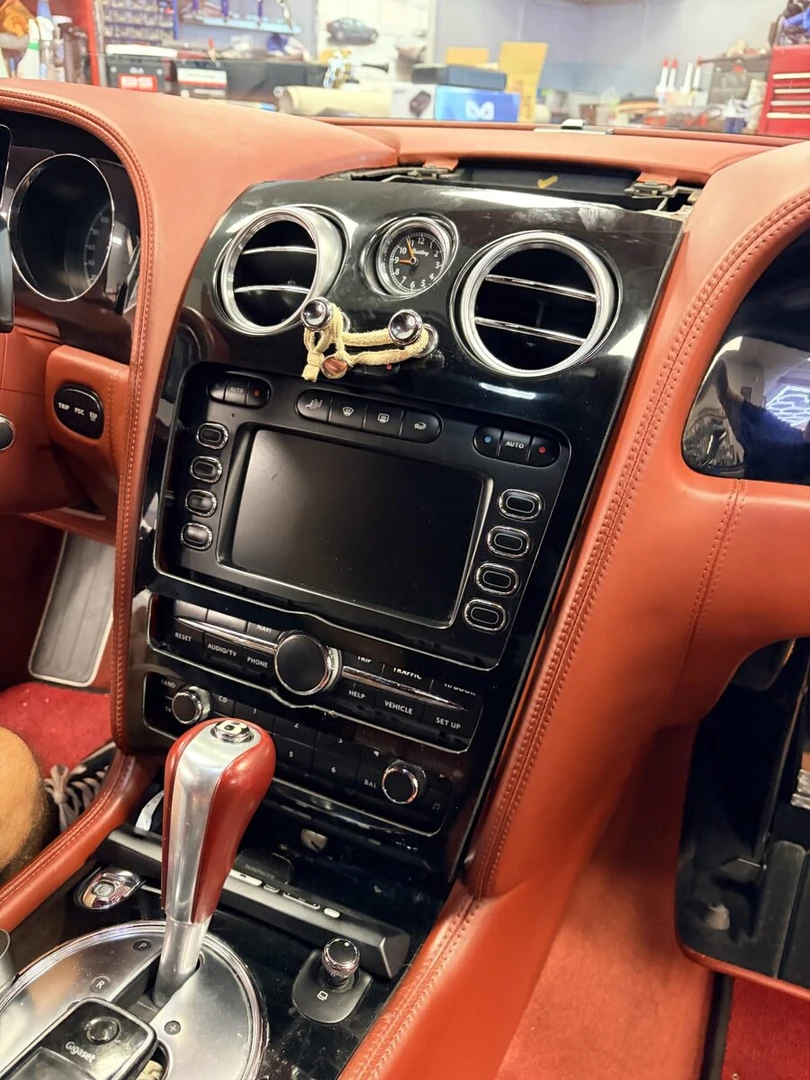 Bentley Continental GT : CarPlay et caisson plat Hifonics
