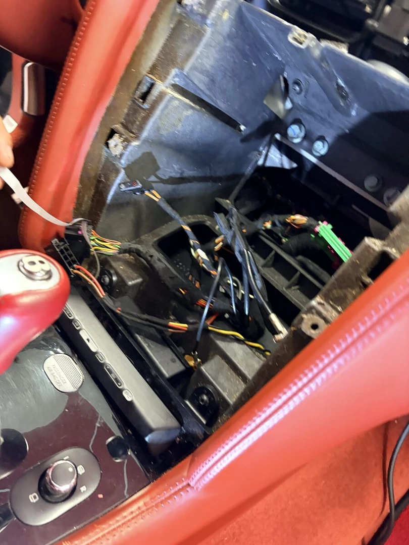 Bentley Continental GT : CarPlay et caisson plat Hifonics