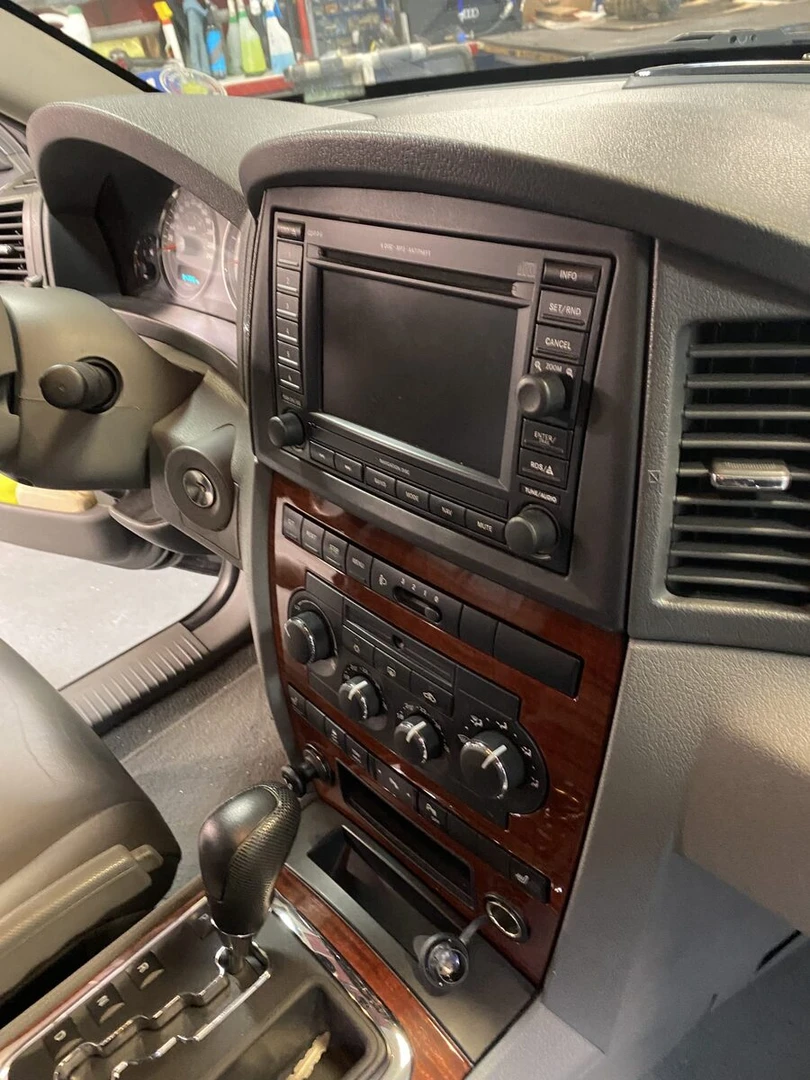 Jeep Grand Cherokee : autoradio CarPlay, caméra et système Harman Kardon conservé