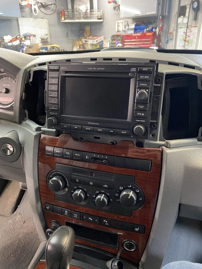 Jeep Grand Cherokee : autoradio CarPlay, caméra et système Harman Kardon conservé