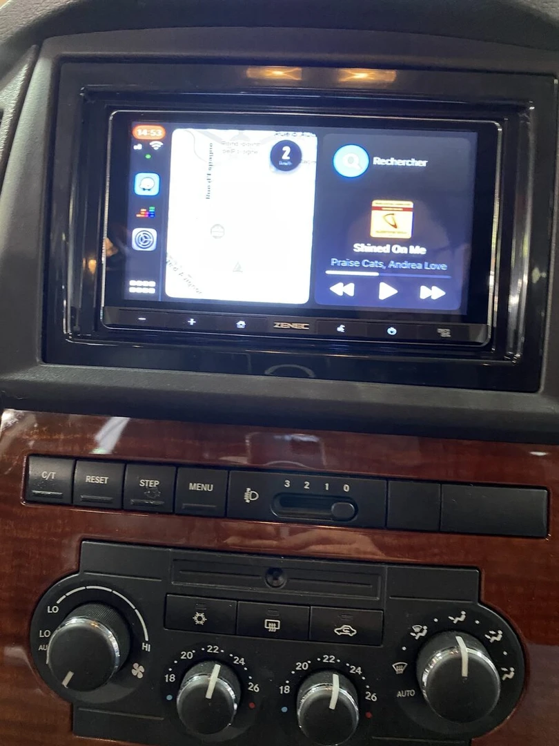 Jeep Grand Cherokee : autoradio CarPlay, caméra et système Harman Kardon conservé