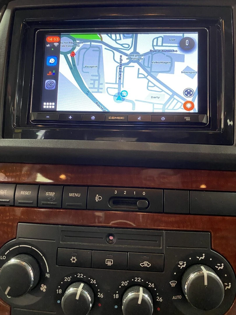 Jeep Grand Cherokee : autoradio CarPlay, caméra et système Harman Kardon conservé