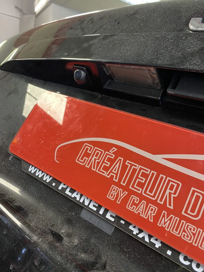 Jeep Grand Cherokee : autoradio CarPlay, caméra et système Harman Kardon conservé