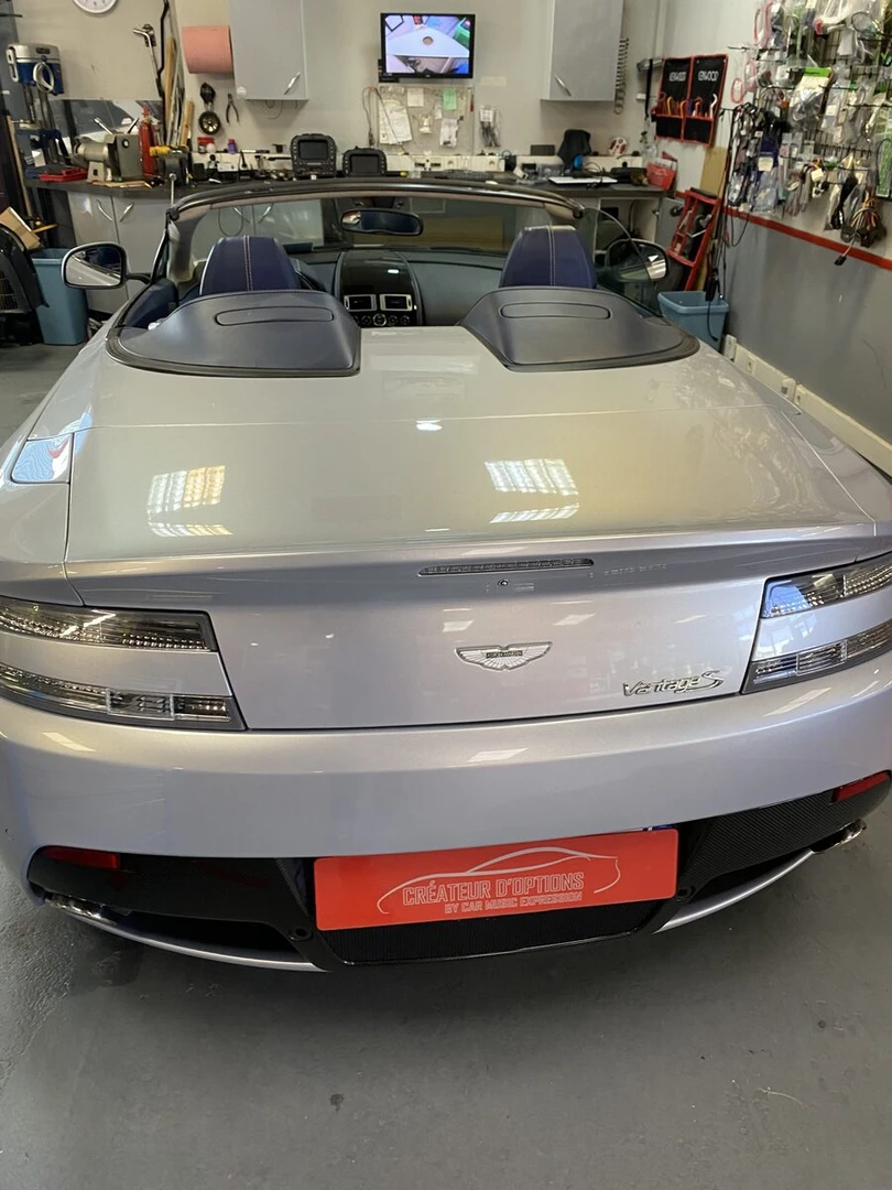 Aston Martin Vantage S Roadster : CarPlay sur l'écran d'origine