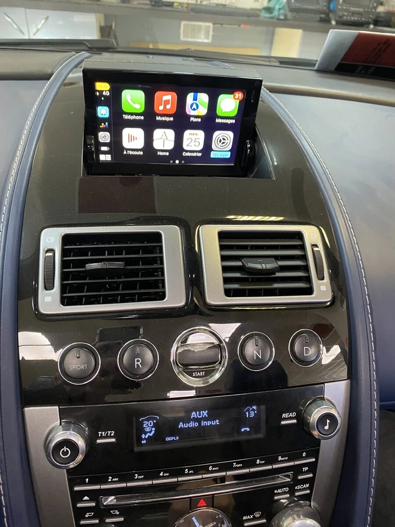 Aston Martin Vantage S Roadster : CarPlay sur l'écran d'origine