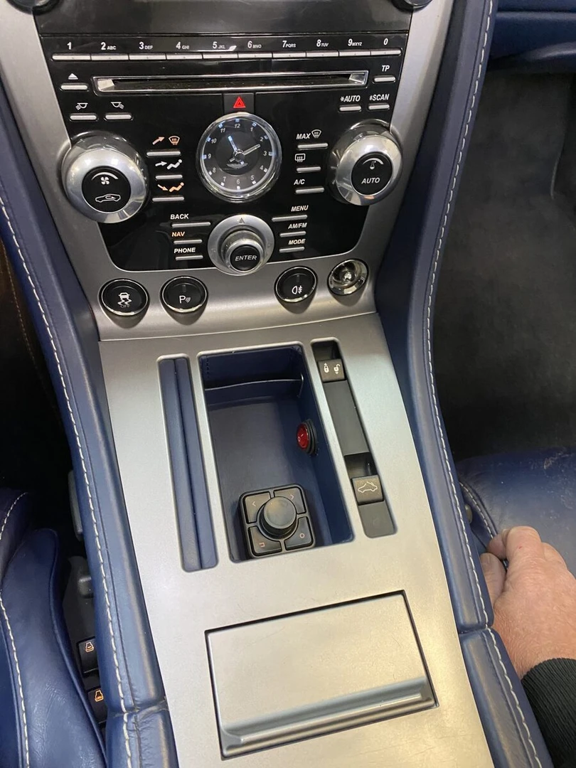 Aston Martin Vantage S Roadster : CarPlay sur l'écran d'origine