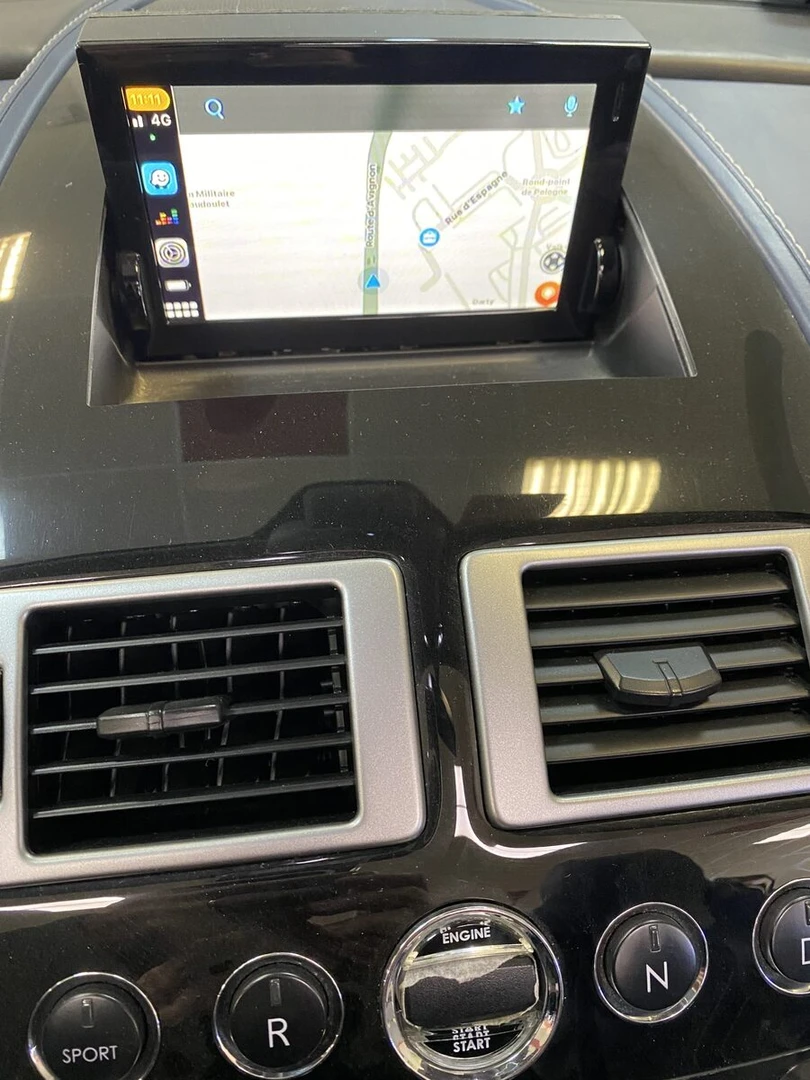 Aston Martin Vantage S Roadster : CarPlay sur l'écran d'origine