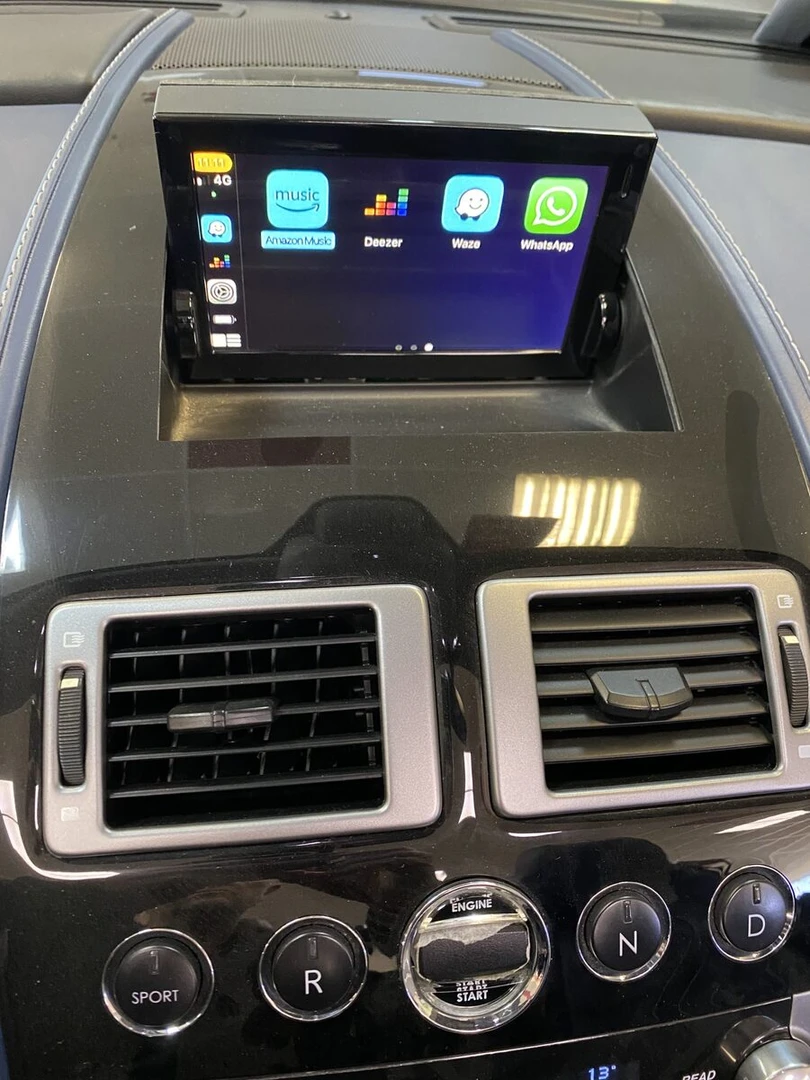 Aston Martin Vantage S Roadster : CarPlay sur l'écran d'origine