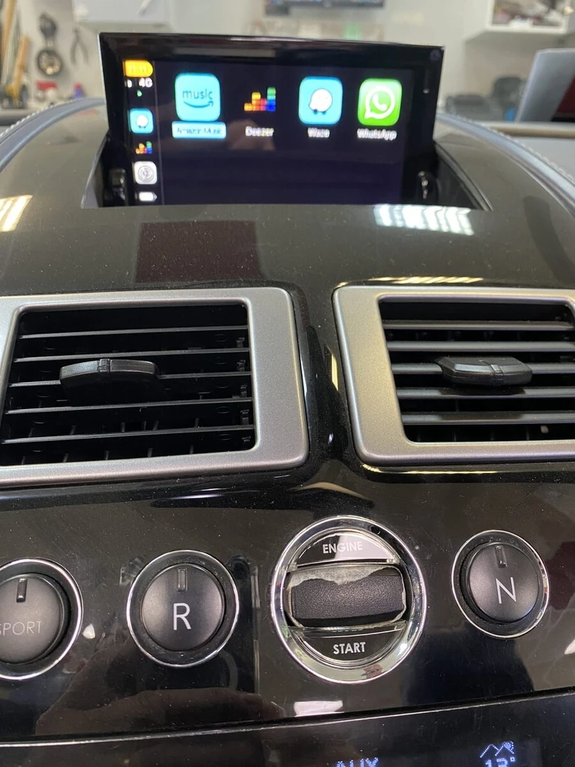 Aston Martin Vantage S Roadster : CarPlay sur l'écran d'origine