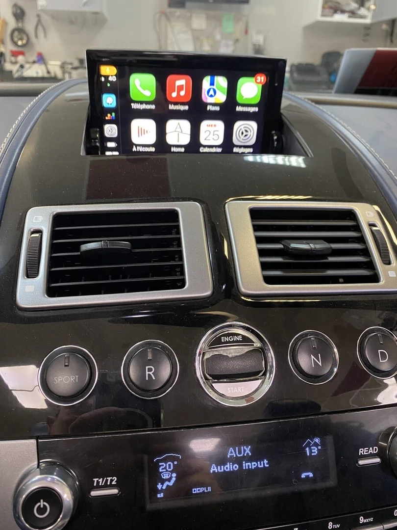 Aston Martin Vantage S Roadster : CarPlay sur l'écran d'origine