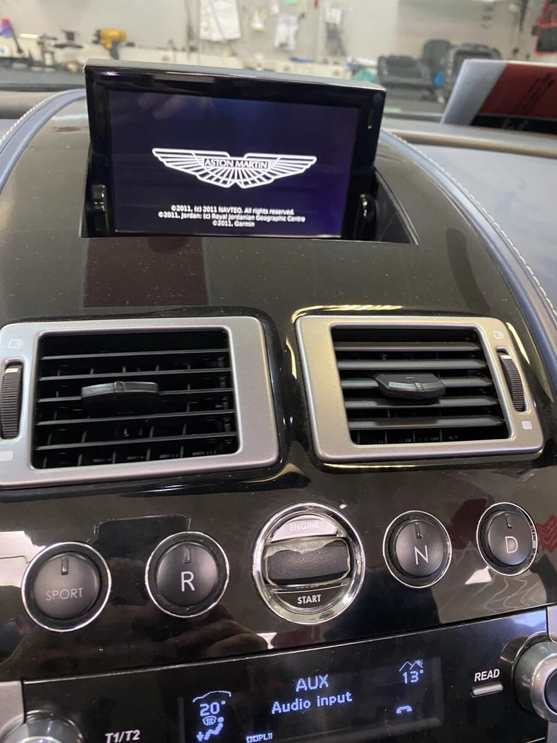 Aston Martin Vantage S Roadster : CarPlay sur l'écran d'origine