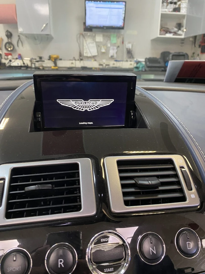 Aston Martin Vantage S Roadster : CarPlay sur l'écran d'origine