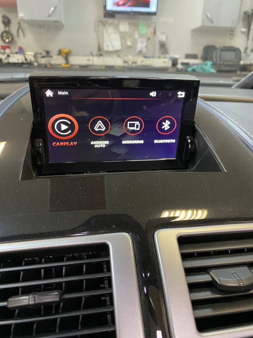 Aston Martin Vantage S Roadster : CarPlay sur l'écran d'origine