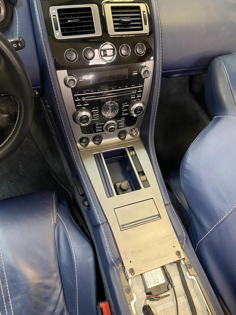 Aston Martin Vantage S Roadster : CarPlay sur l'écran d'origine