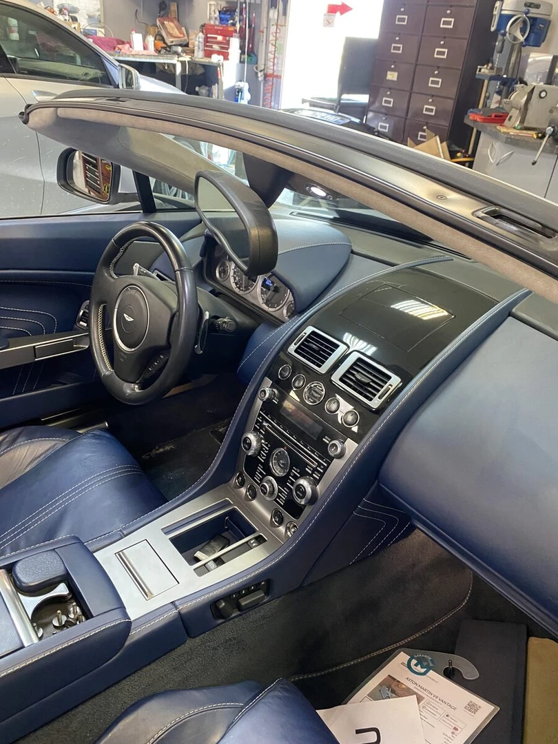 Aston Martin Vantage S Roadster : CarPlay sur l'écran d'origine