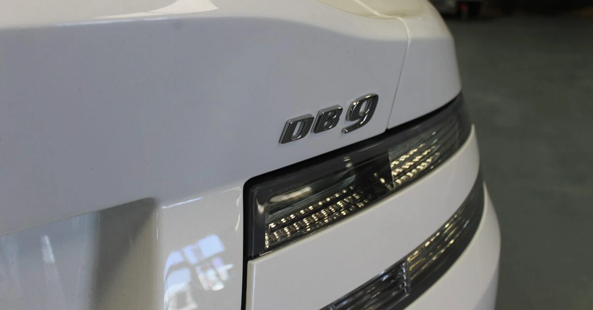 Caméra avant et CarPlay sur Aston Martin DB9