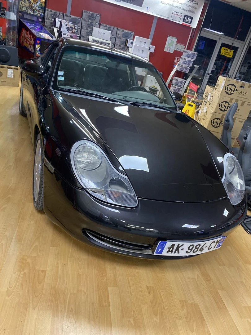 Porsche 996 Carrera 4 : restauration complète, sellerie cuir et CarPlay Kenwood