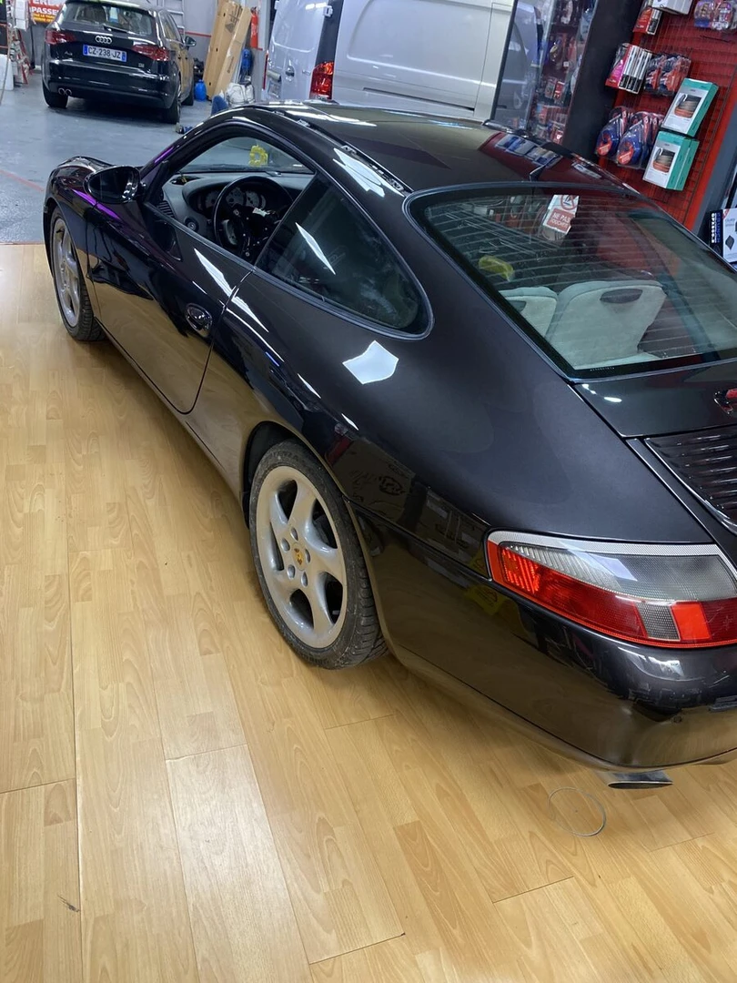 Porsche 996 Carrera 4 : restauration complète, sellerie cuir et CarPlay Kenwood