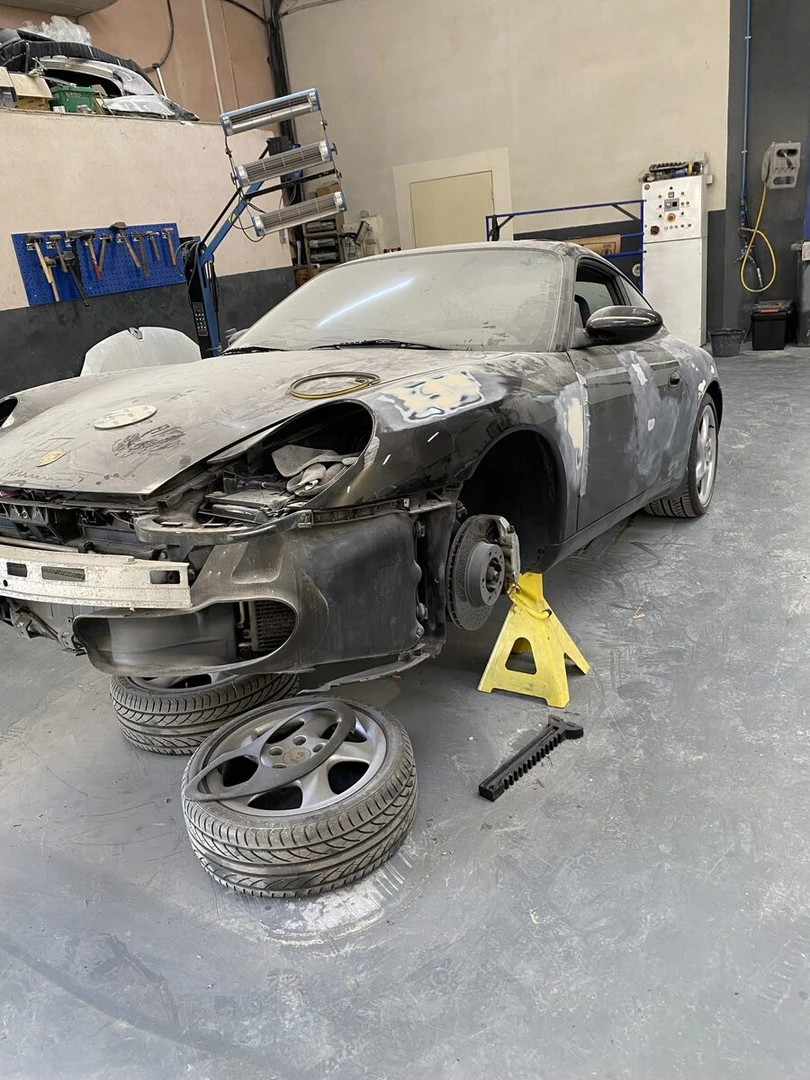 Porsche 996 Carrera 4 : restauration complète, sellerie cuir et CarPlay Kenwood