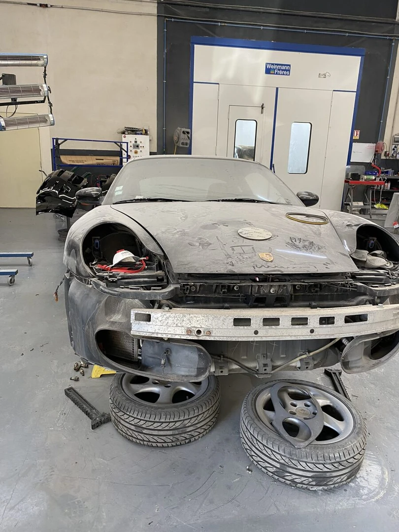 Porsche 996 Carrera 4 : restauration complète, sellerie cuir et CarPlay Kenwood