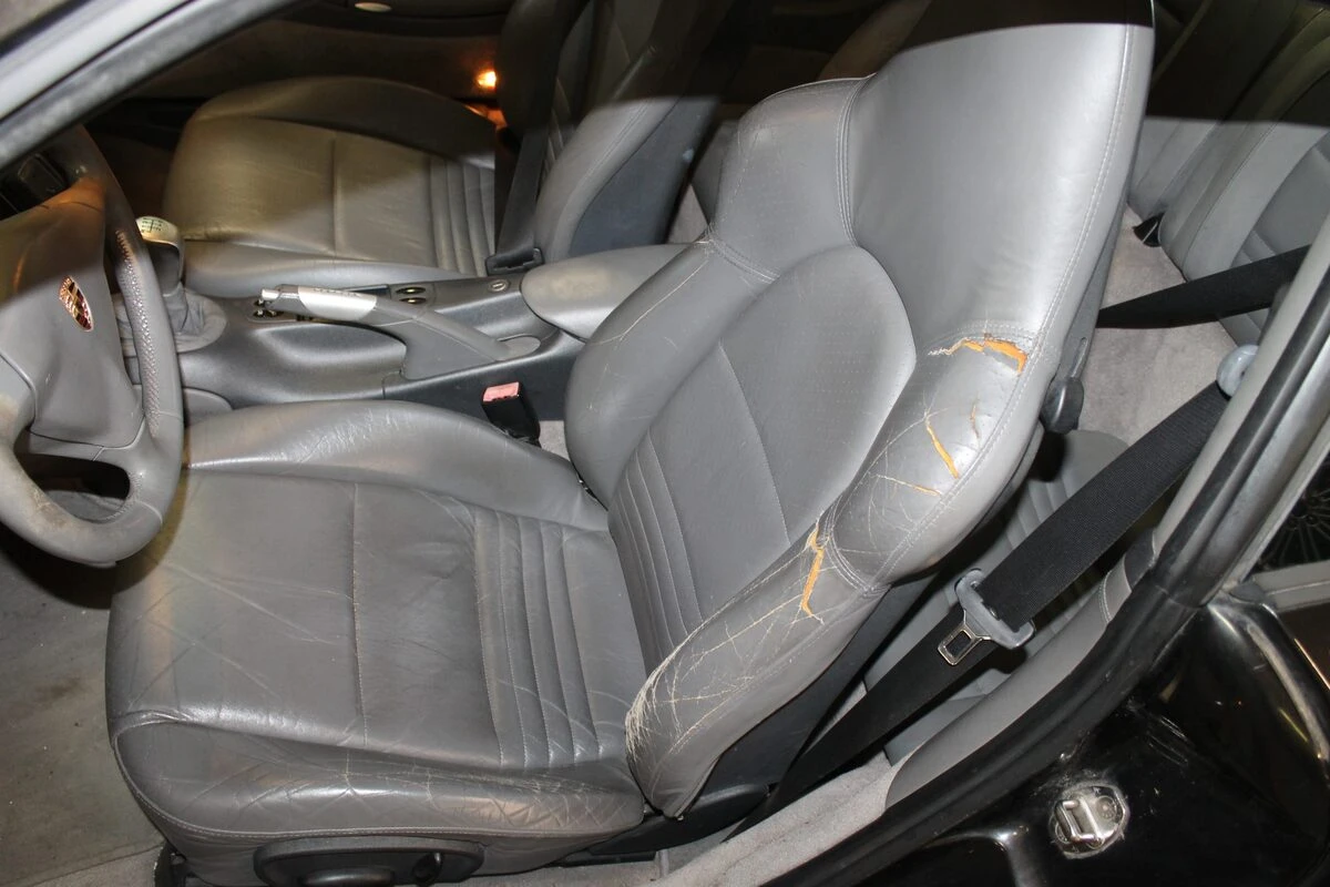 Porsche 996 Carrera 4 : restauration complète, sellerie cuir et CarPlay Kenwood