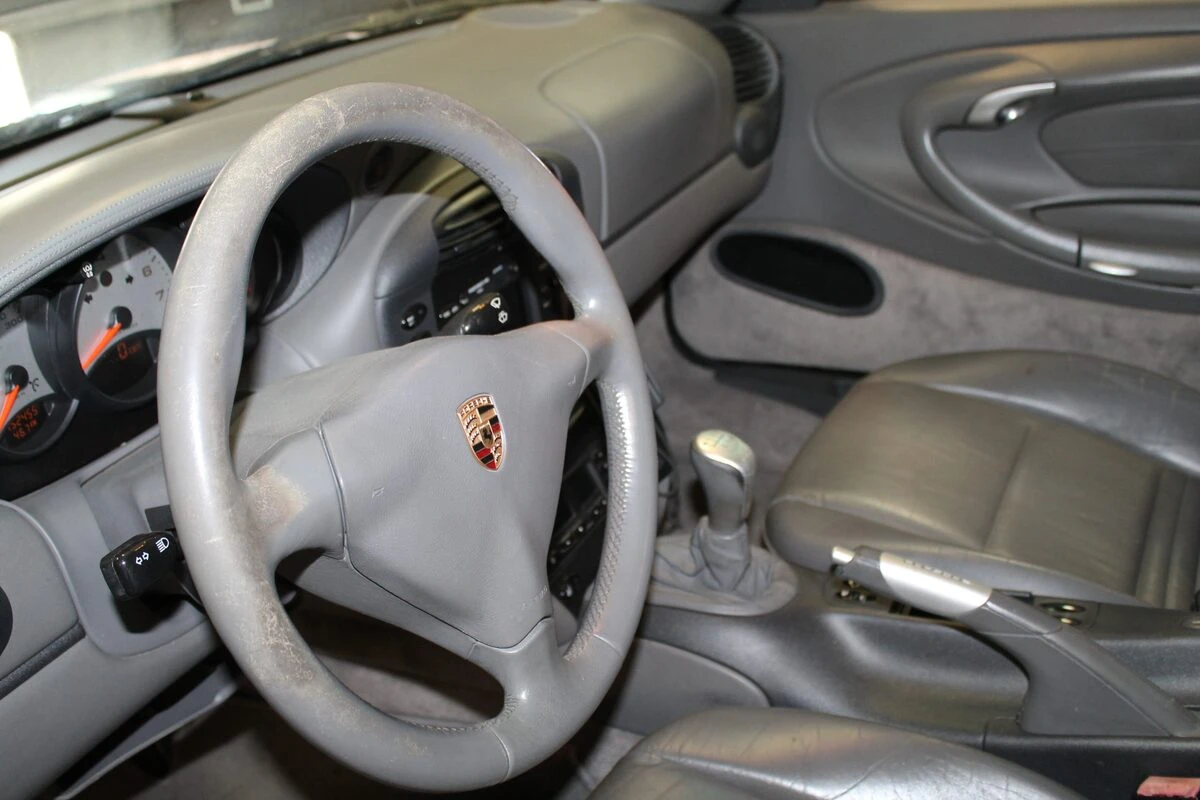 Porsche 996 Carrera 4 : restauration complète, sellerie cuir et CarPlay Kenwood