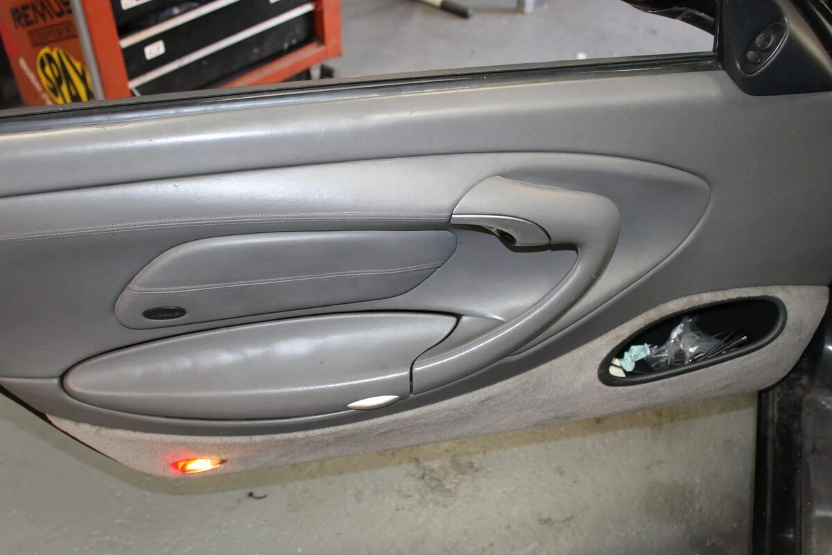 Porsche 996 Carrera 4 : restauration complète, sellerie cuir et CarPlay Kenwood