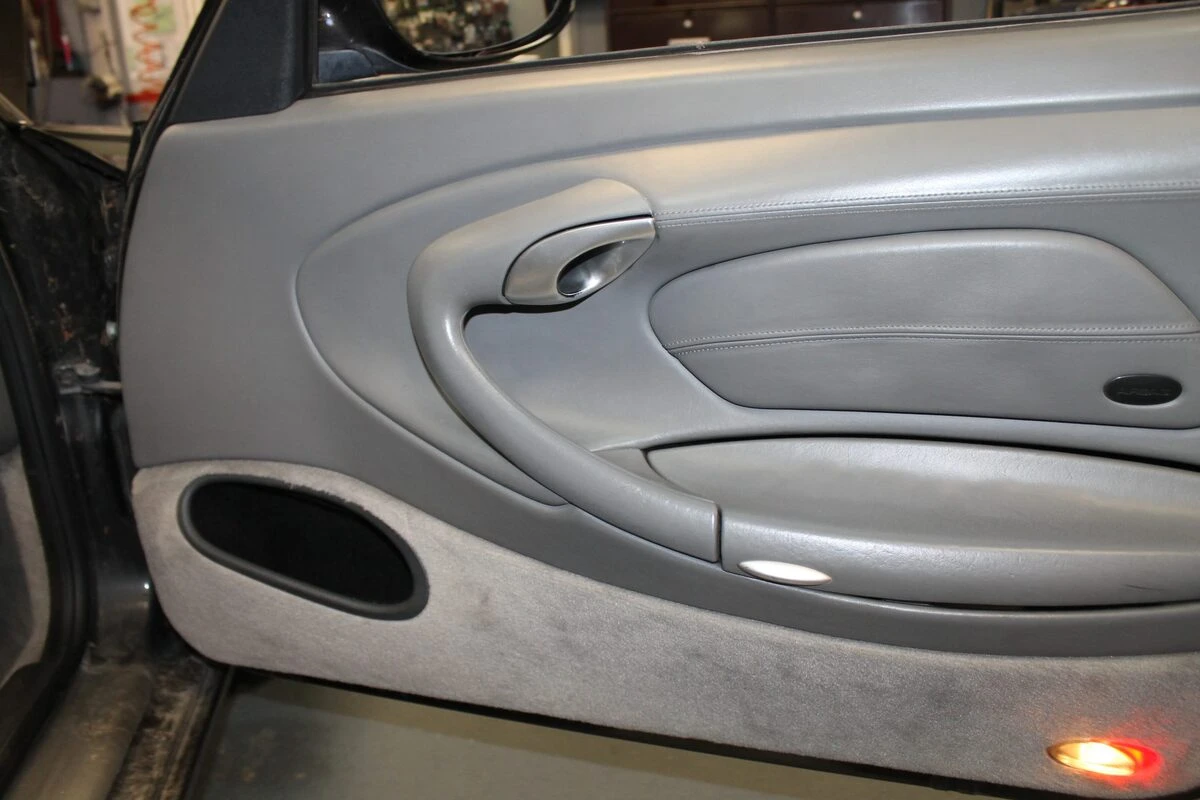 Porsche 996 Carrera 4 : restauration complète, sellerie cuir et CarPlay Kenwood